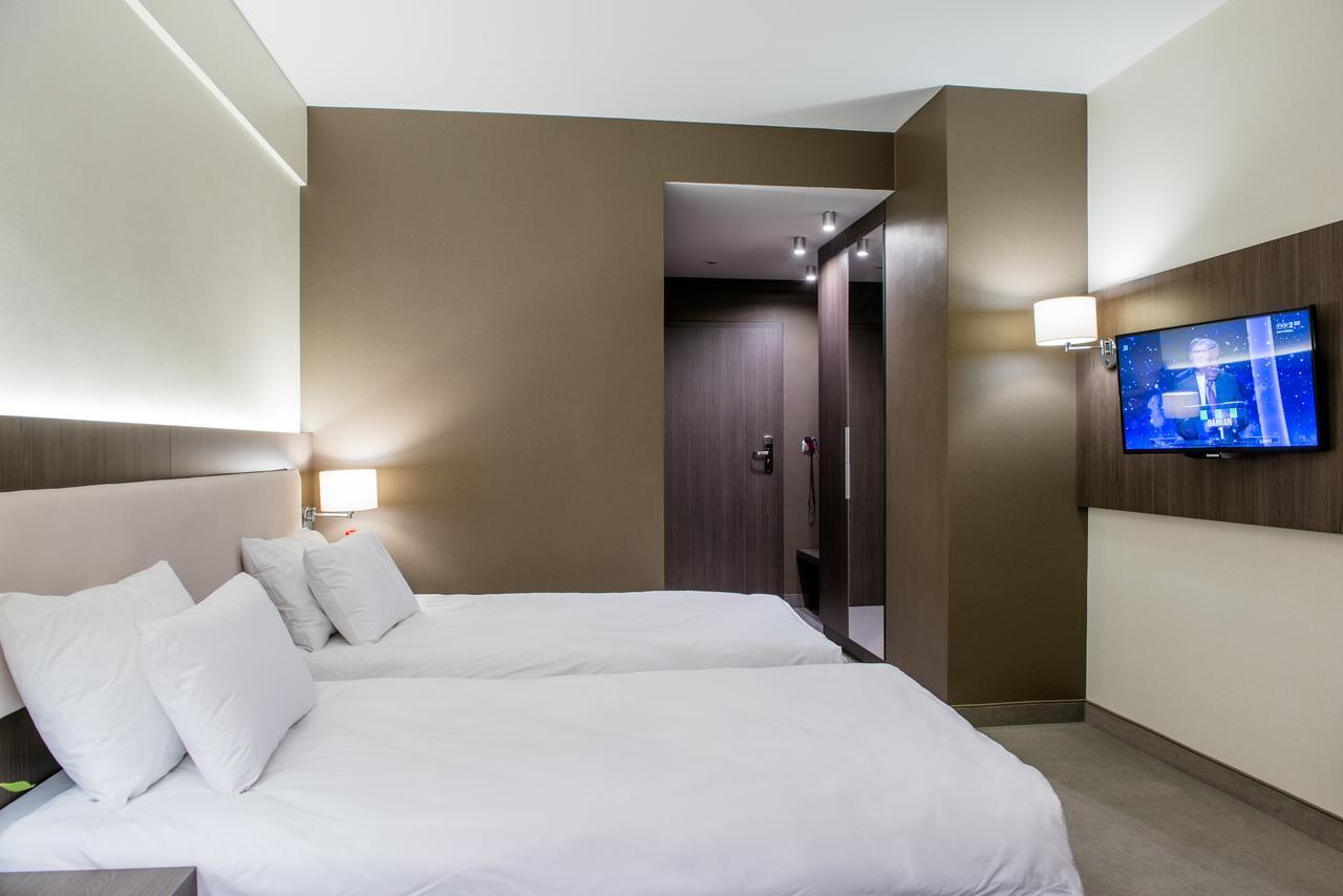 Hotel Kosma Kozmin エクステリア 写真