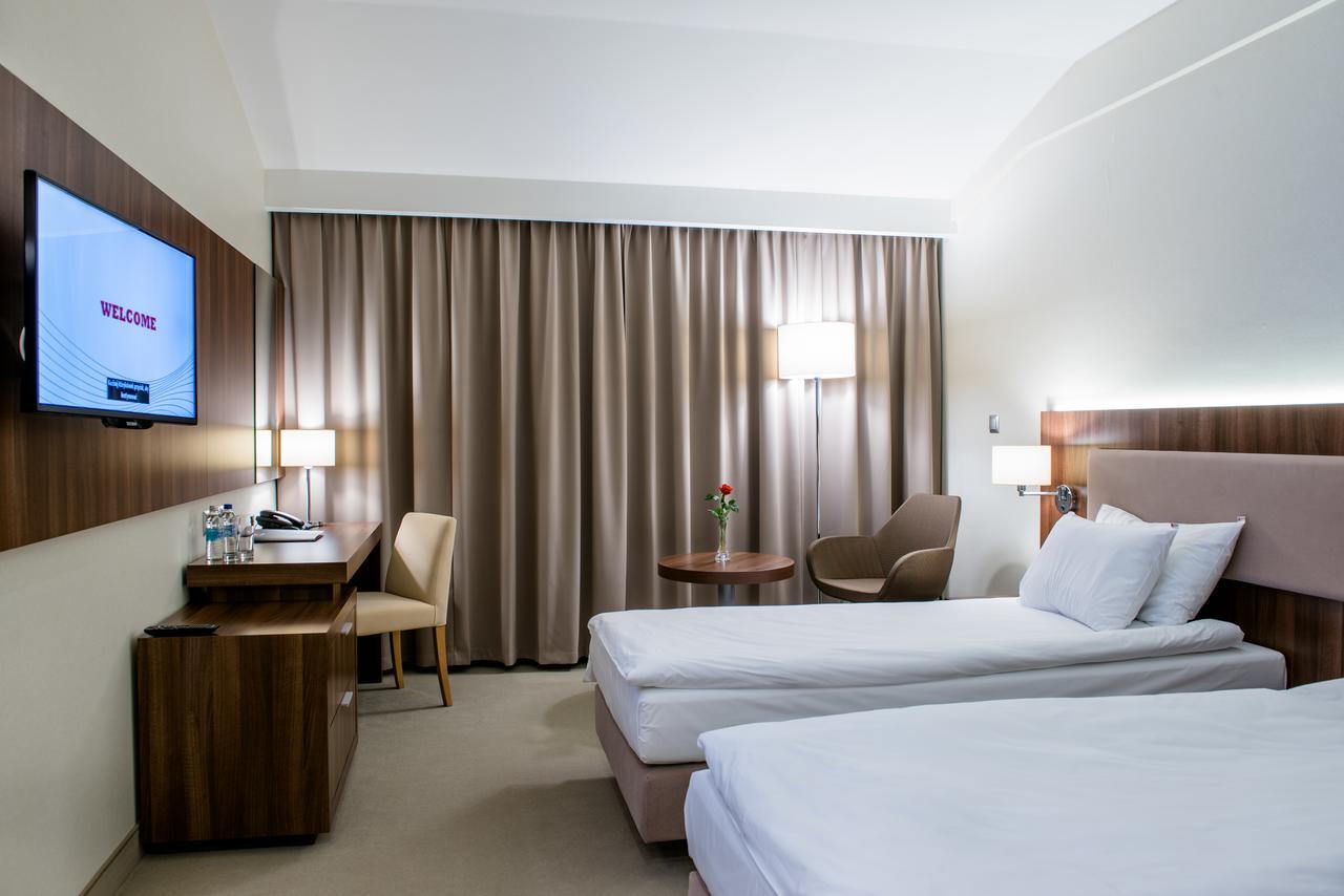 Hotel Kosma Kozmin エクステリア 写真