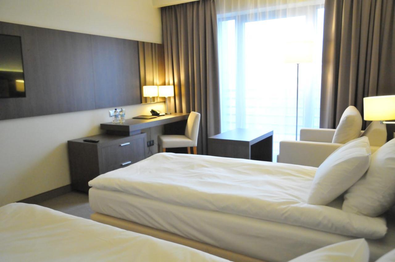 Hotel Kosma Kozmin エクステリア 写真