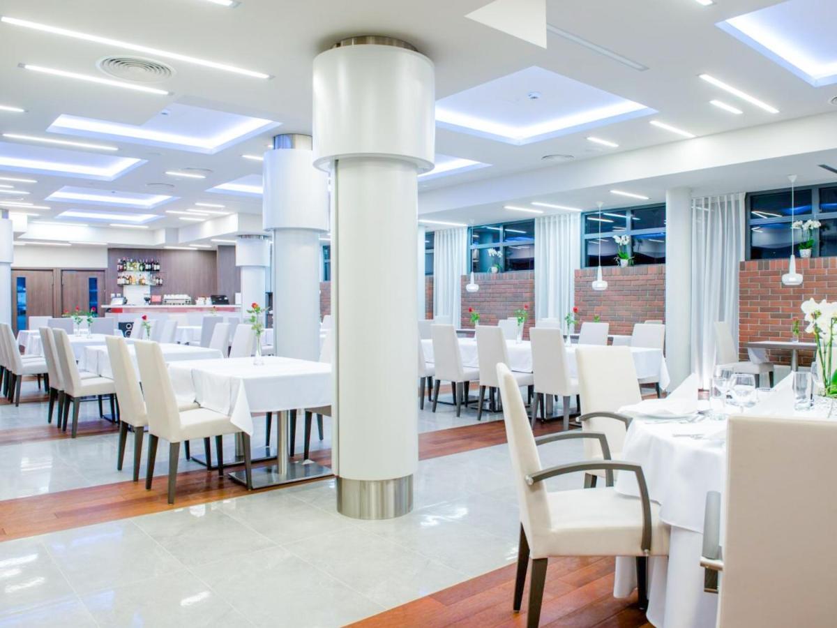 Hotel Kosma Kozmin エクステリア 写真
