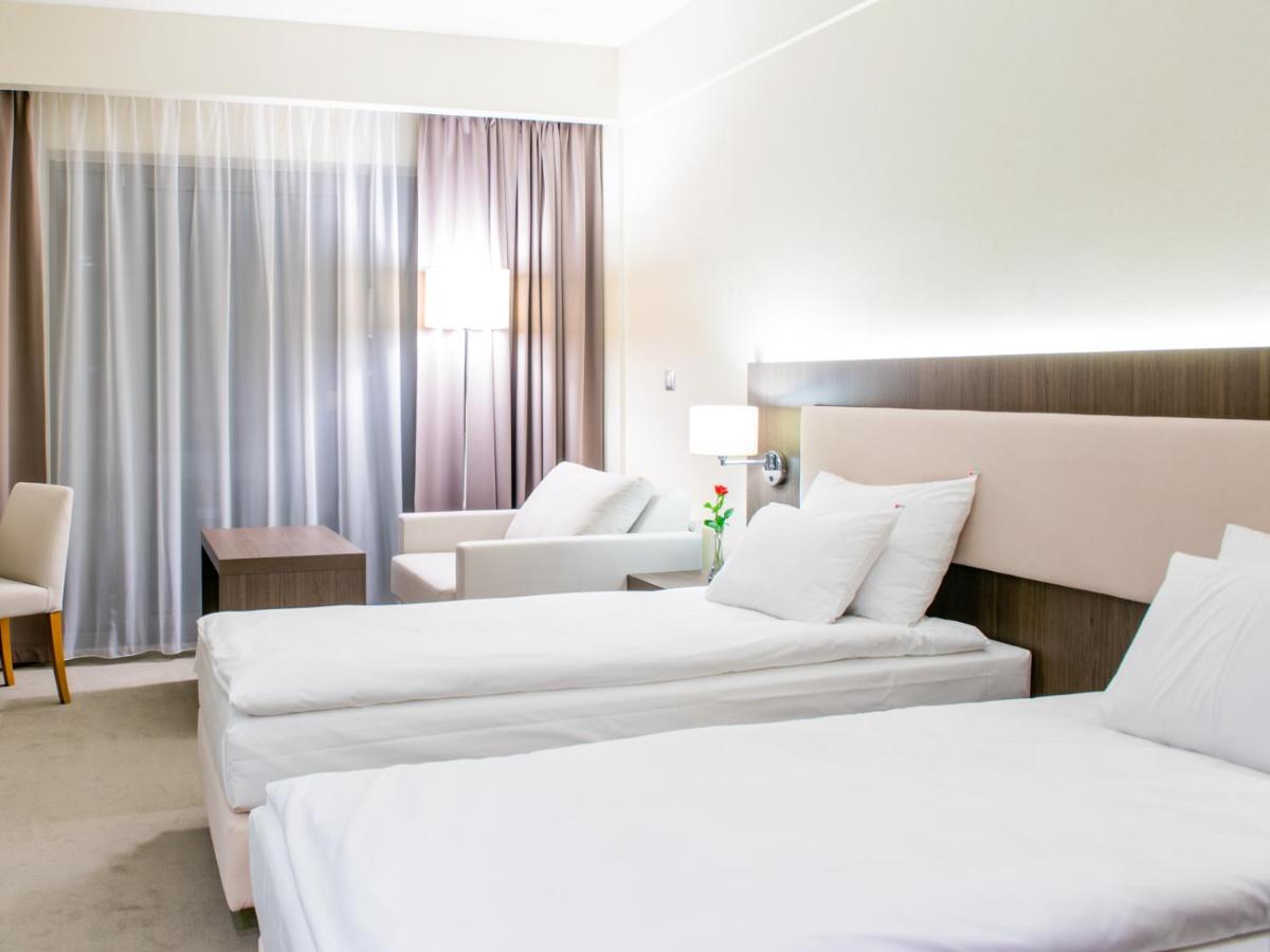 Hotel Kosma Kozmin エクステリア 写真