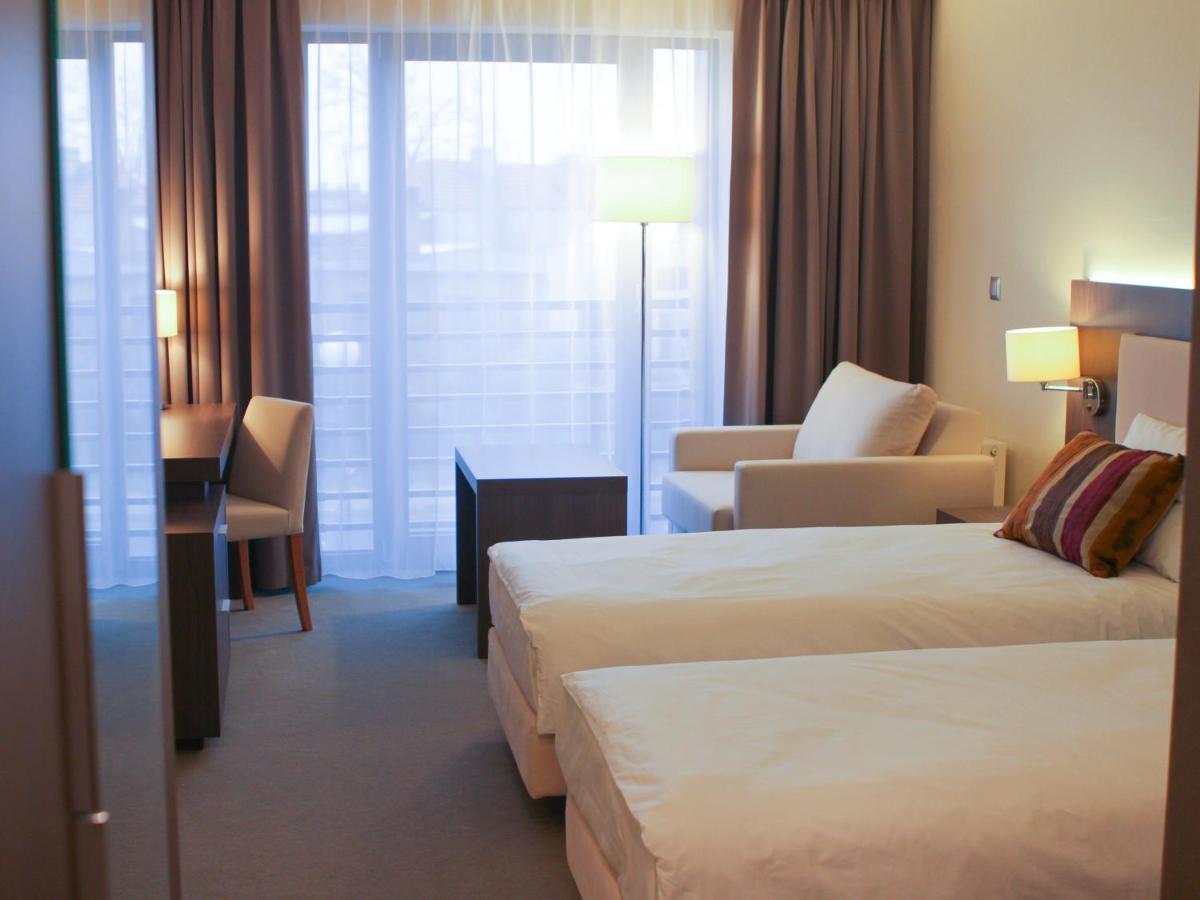 Hotel Kosma Kozmin エクステリア 写真