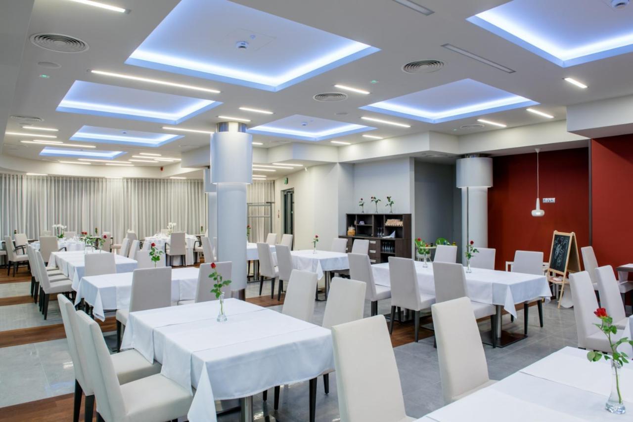 Hotel Kosma Kozmin エクステリア 写真
