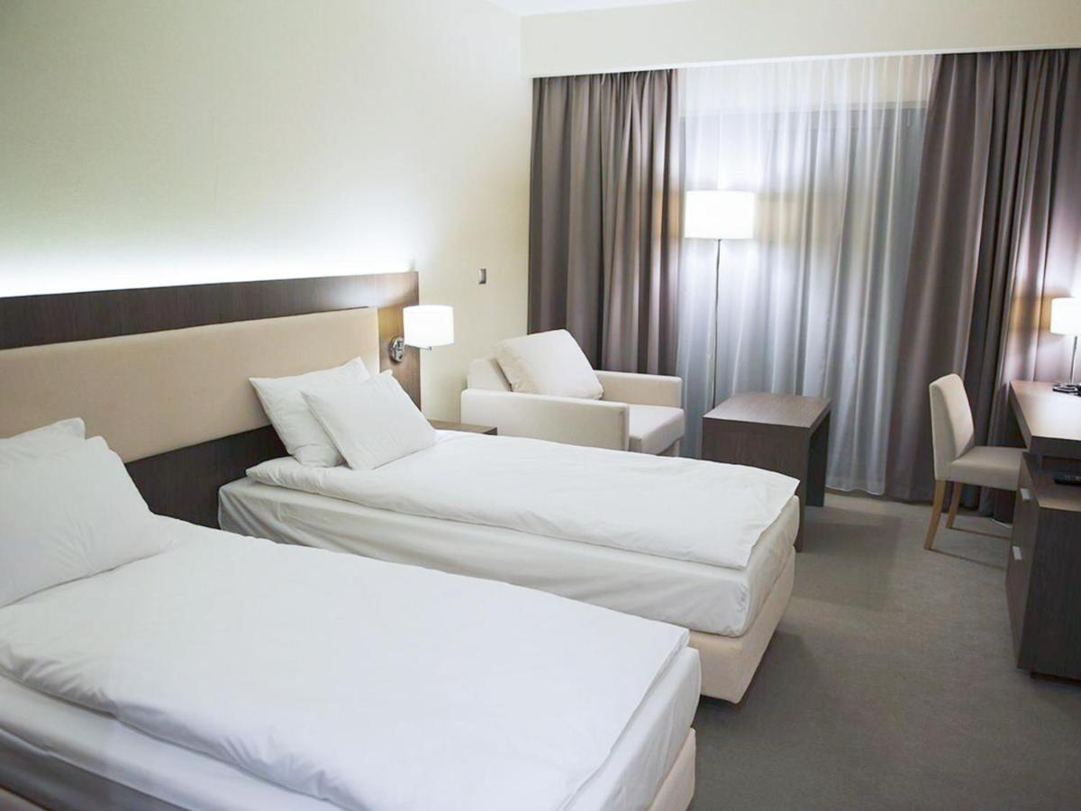 Hotel Kosma Kozmin エクステリア 写真