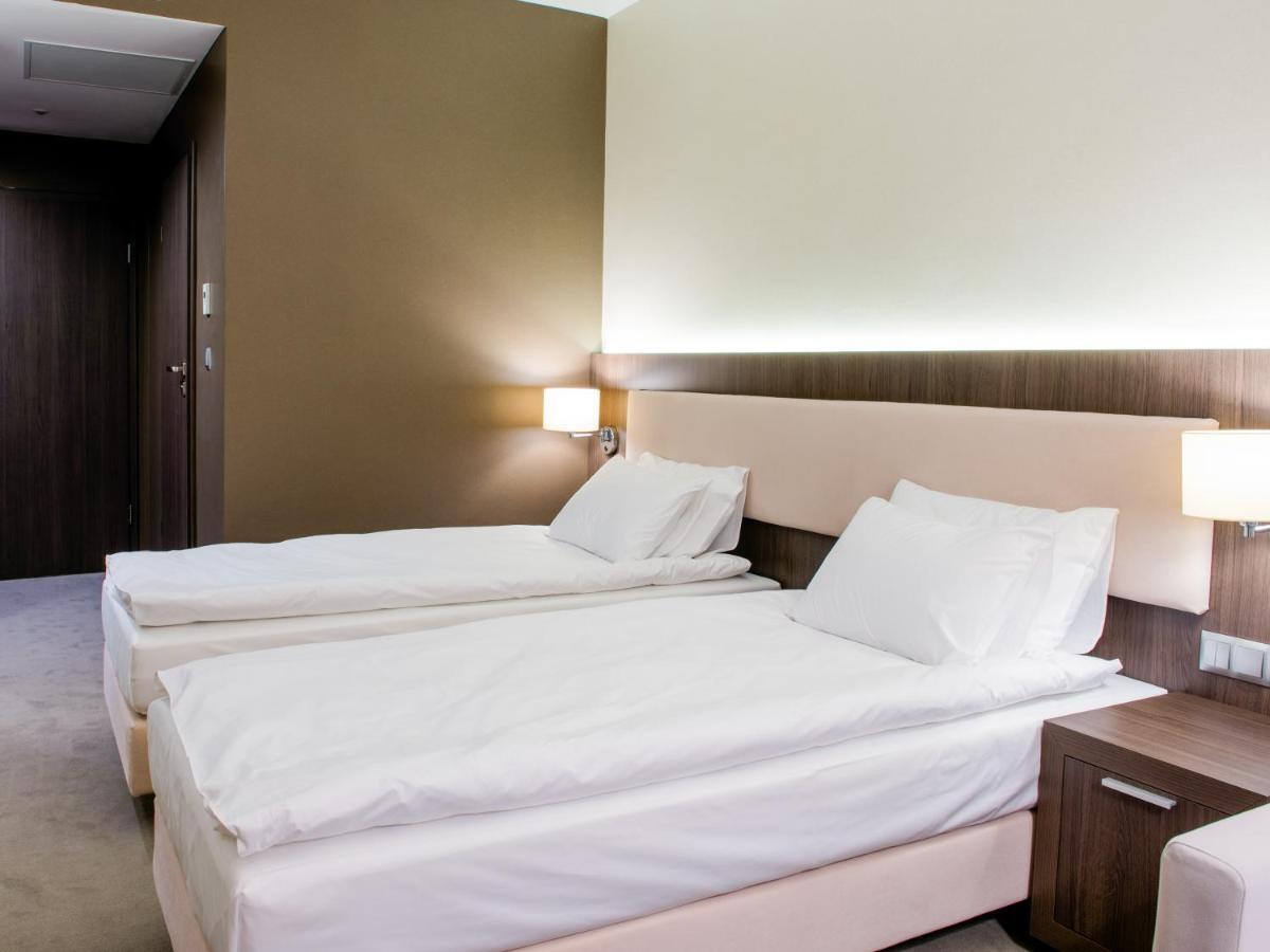 Hotel Kosma Kozmin エクステリア 写真